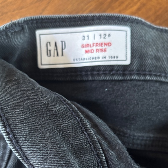 GAP Mid Rise Girlfriend Jeans - Picture 3 of 4